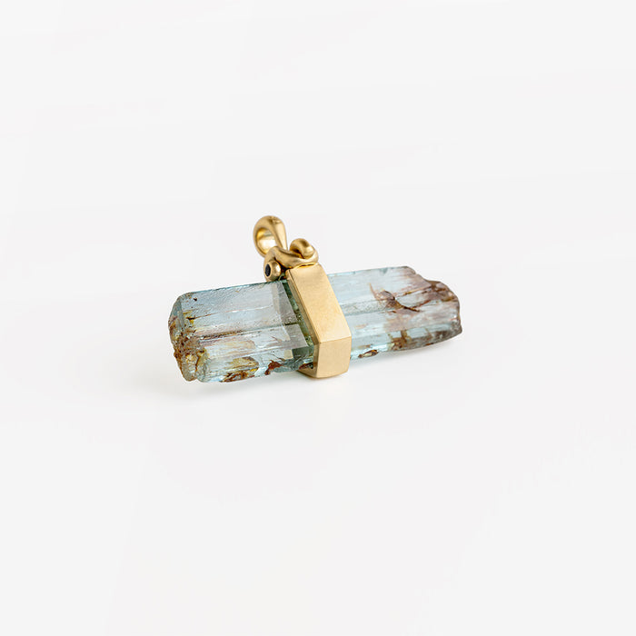 תליון אקוומרין גולמי עם ברזל