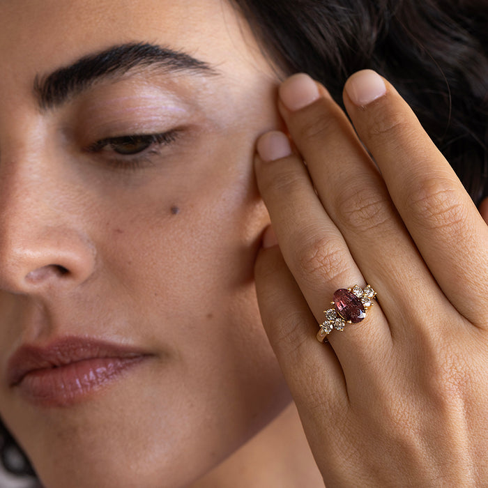 טבעת ספיר חום-כתום ויהלומי שמפניה (אובל)