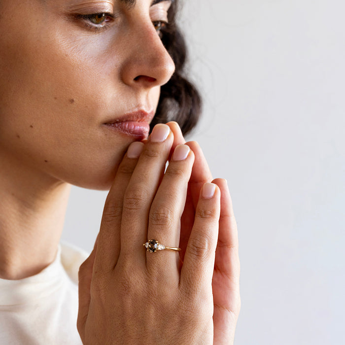 טבעת שלושה יהלומים (שמפניה ולבן)