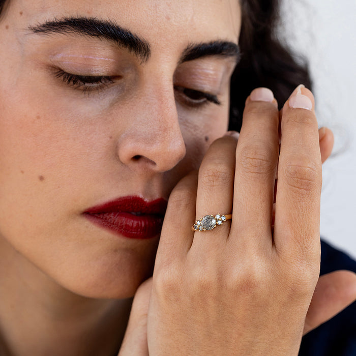 טבעת יהלומים אפורים