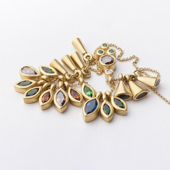 תליון נוצה אדומה