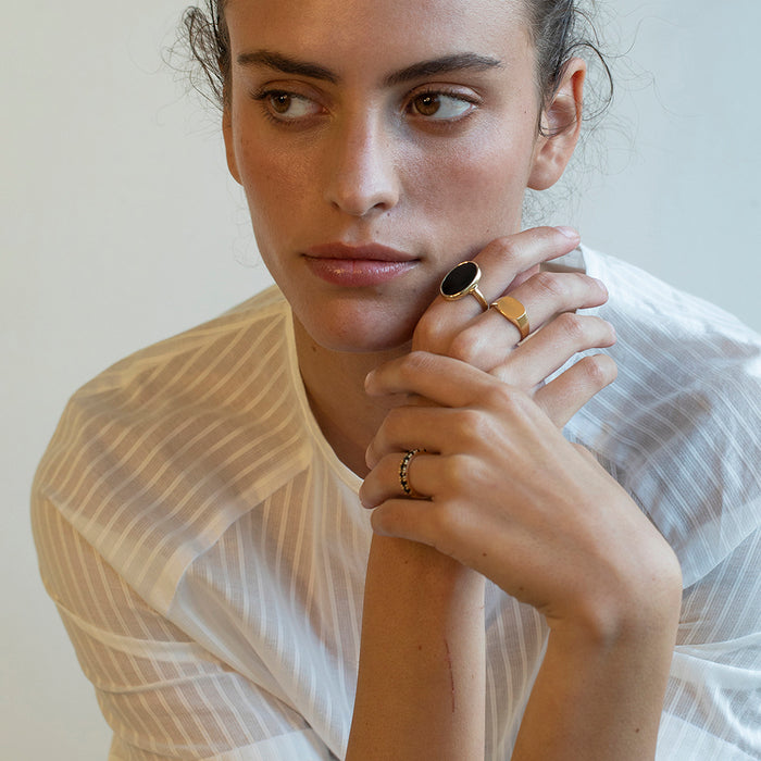 טבעת שורה יהלומים אפורים גדולים (5 אבנים)