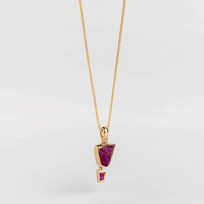 תליון סלע אדום (רובי)