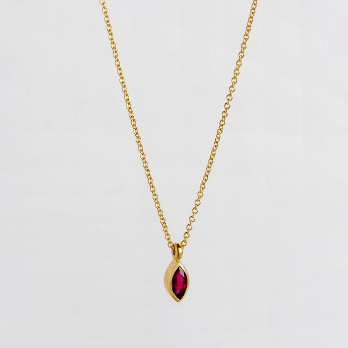 תליון נוצה אדומה