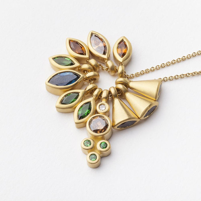 תליון נוצה אדומה