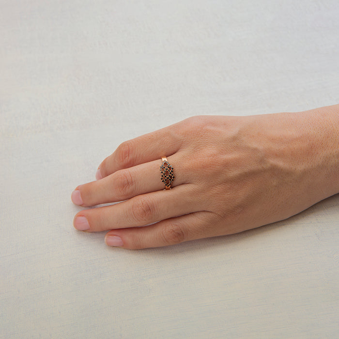 טבעת פריזאית יהלומים שחורים (בינונית)